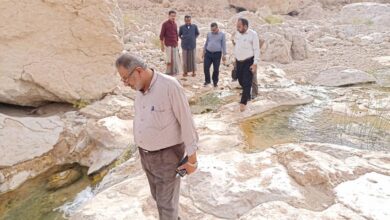 صورة وفد من وزارة الزراعة يصل حضرموت لتفقد منشآت الري المتضررة من سيول الأمطار