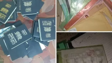 صورة الأجهزة الأمنية تطيح بعصابة تزوير وثائق سفر في دوعن