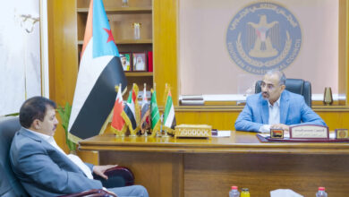 صورة الرئيس الزُبيدي: محافظو المحافظات غير المحررة مطالبون بتحمّل مسؤولياتهم الوطنية
