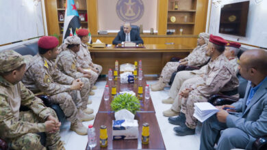 صورة الرئيس الزُبيدي يطّلع على مستجدات الأوضاع العسكرية بمحور العند وباب المندب