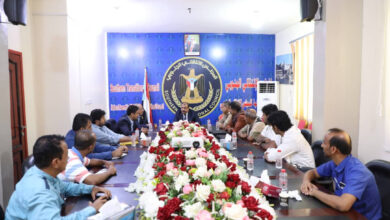 صورة اللواء بن بريك يناقش مع رئيس انتقالي شبوة وعدد من أعضاء الجمعية الوطنية مستجدات الأوضاع في المحافظة