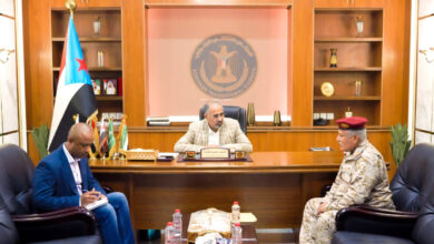 صورة الرئيس الزُبيدي يلتقي مساعد وزير الدفاع للشؤون اللوجستية ومدير الدائرة المالية بالقوات المسلحة