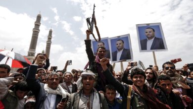 صورة فساد مليشيات الحوثي يتسبب في فقدان عشرات الآلاف من العمال لوظائفهم في صنعاء