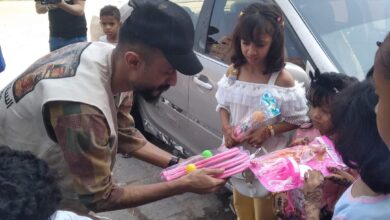 صورة بتمويل من السلطة المحلية.. توزيع هدايا العيد على الأطفال في المعلا