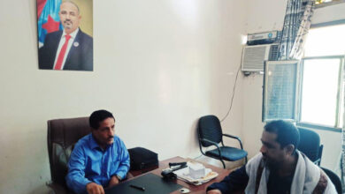 صورة الشقي يناقش مع مدير عام خنفر عددا من القضايا الخدمية