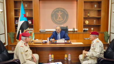 صورة الرئيس الزُبيدي يلتقي قيادتي الكلية العسكرية ومعهد تأهيل القادة والأركان