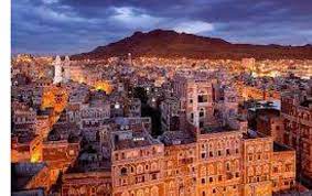 صورة بوساطة عمانية.. ظهور جديد للواء الأسير الصبيحي في صنعاء اليمنية