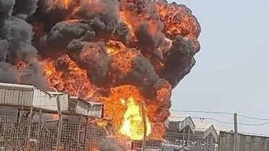 صورة بعد حريق في منشأة عدن الصغرى.. شركة النفط : حادث عارض تم تداركه سريعا ولا إصابات
