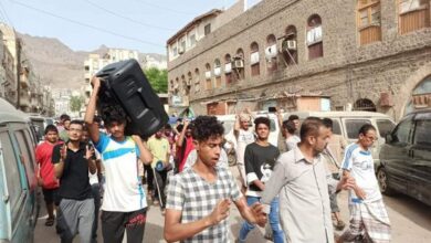 صورة وقفة احتجاجية لأهالي منطقة شعب العيدروس  تطالب بمعالجة أزمة المياه