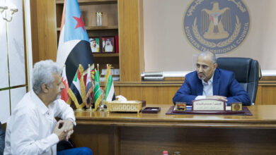 صورة الرئيس الزُبيدي يناقش مع رئيس مجلس الحراك الثوري جهود توحيد الصف الجنوبي