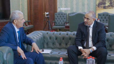 صورة الرئيس الزُبيدي يلتقي رئيس اللجنة العسكرية والأمنية العُليا اللواء هيثم قاسم طاهر