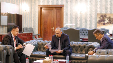 صورة الرئيس الزُبيدي يوجه حكومة المناصفة بسرعة إنجاز مصفوفة المشاريع العاجلة