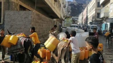 صورة بعد انقطاع لسنوات.. عودة المياه لشعب العيدروس في صيرة بالعاصمة عدن