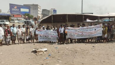 صورة وقفة احتجاجية لسائقي النقل الثقيل بالعاصمة عدن للمطالبة بتغيير رئيس النقابة الحالي