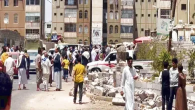 صورة احتجاجات غاضبة لأهالي مدينة الحمدي ردا على مصادرة مليشيات الحوثي أراضيهم