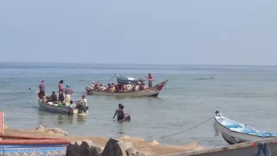 صورة جمعية الصيادين تعلن وصول 80 صياداً إلى الخوخة بعد يومين من احتجازهم بإريتريا