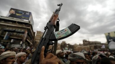 صورة “وزير حوثي” ومرافقوه يعتدون على مواطن في صنعاء اليمنية