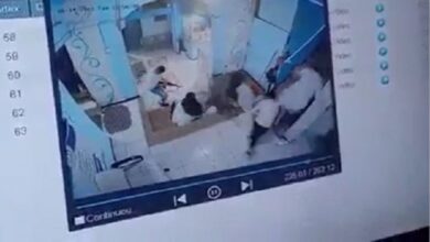 صورة سقوط جرحى جراء اقتحام عصابة مسلحة مستشفى بتعز اليمنية
