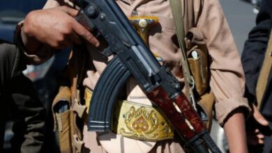 صورة مقتل فتاة وإصابة طفلتين في اشتباكات بين القبائل والحوثيين في عمران اليمنية