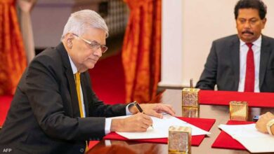 صورة بعد اقتحام مقر إقامته.. رئيس وزراء سريلانكا يوافق على التنحي من منصبه