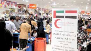 صورة الهلال الأحمر الإماراتي يواصل توزيع كسوة لعدد 16 ألف أسرة في محافظة حضرموت