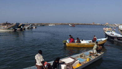 صورة عودة 96 صيادا يمنيا بعد احتجازهم من البحرية الإريترية