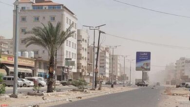 صورة موجة رياح محملة بالغبار تجتاح العاصمة عدن