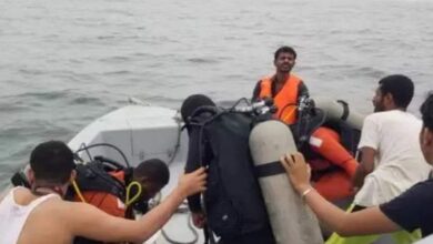 صورة انقاذ 3 أشخاص من الغرق في سواحل عدن