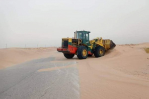 صورة تواصل أعمال إزالة الكثبان الرملية من الطرق بشبوة