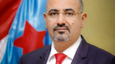 صورة الرئيس الزُبيدي يُعزَّي مدير أمن العاصمة عدن في وفاة شقيقه الدكتور أحمد