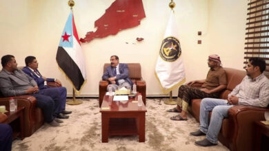 صورة اللواء بن بريك يناقش مع رئيس تنفيذية انتقالي حضرموت الأوضاع السياسية والاقتصادية والأمنية في المحافظة