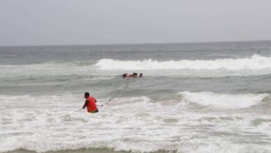 صورة غرق شخص وإنقاذ ثلاثة آخرين من سواحل حضرموت