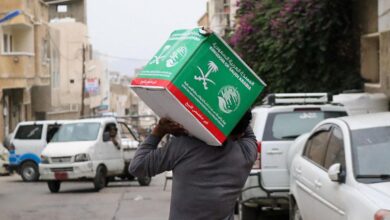 صورة توزيع مساعدات إنسانية وسلال غذائية في حضرموت وتعز