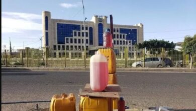 صورة ثالث جرعة في زمن الهدنة المزعومة.. مليشيا الحوثي تعاقب اليمنيين برفع أسعار الوقود