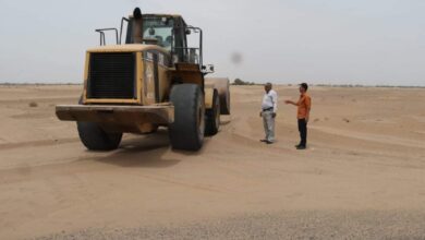 صورة إزاحة الرمال من خط الحسيني في لحج