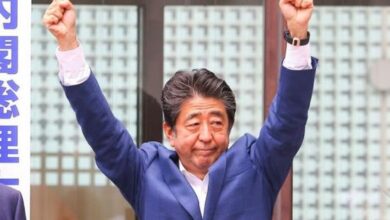 صورة برصاصتين في الصدر..  محاولة اغتيال رئيس الوزراء الياباني السابق شينزو آبي    