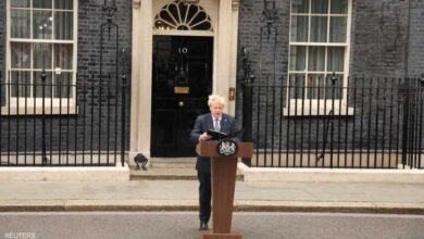 صورة رئيس وزراء بريطانيا يعلن استقالته