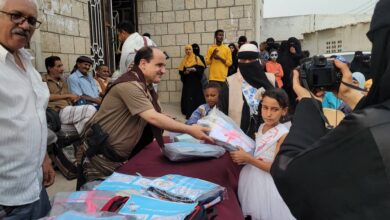 صورة بدعم من الرئيس الزبيدي .. مأمور دارسعد يدشن توزيع الحقائب المدرسية ضمن مشروع العودة للمدارس