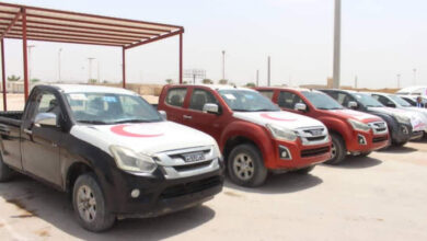 صورة الهلال الإماراتي يدعم مكاتب حضرموت التنفيذية بـ 13 سيارة