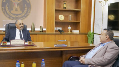 صورة الرئيس الزُبيدي يطّلع على سير العمل بوزارة الخدمة المدنية