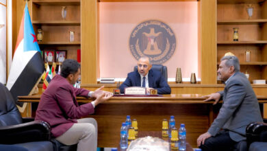 صورة الرئيس الزُبيدي يلتقي العميد ناصر العنبوري ويشيد بالتضحيات الجسيمة لأبناء أبين