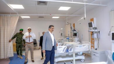 صورة لملس يطلع على سير العمل في مستشفى الجمهورية والتجهيزات الأخيرة  بمستشفى عدن