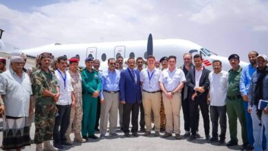 صورة المحافظ بن الوزير يدشن وصول أول رحلة طيران من وإلى مطار عتق الدولي