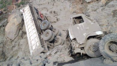 صورة انزلاق شاحنة نقل شرقي تعز اليمنية ووفاة سائقها