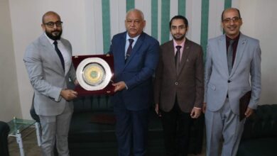 صورة تكريم  وزير الخدمة المدنية في العاصمة عدن بدرع المنظمةالعربية للتنمية الإدارية