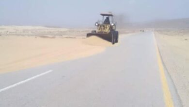 صورة تدشين أعمال ازاحة الرمال من الخط الدولي بالمهرة