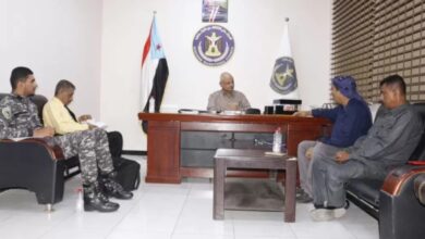 صورة القائم بمهام رئيس تنفيذية انتقالي العاصمة عدن يناقش مع عدد من القيادات الأمنية سبل مكافحة المخدرات