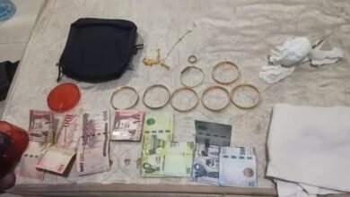 صورة شرطة فوة تقبض على شخص قام بسرقة ذهب ومبلغ مالي من أحد المنازل بالمنطقة