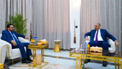 صورة الرئيس الزُبيدي يشدد على أهمية عودة المؤسسات الإعلامية الرسمية للعمل من الداخل