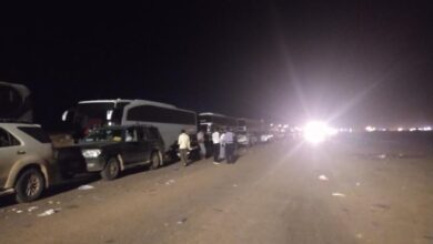 صورة تكدس كبير للمسافرين.. توضيح هام من منفذ الوديعة الرابط بين اليمن والسعودية